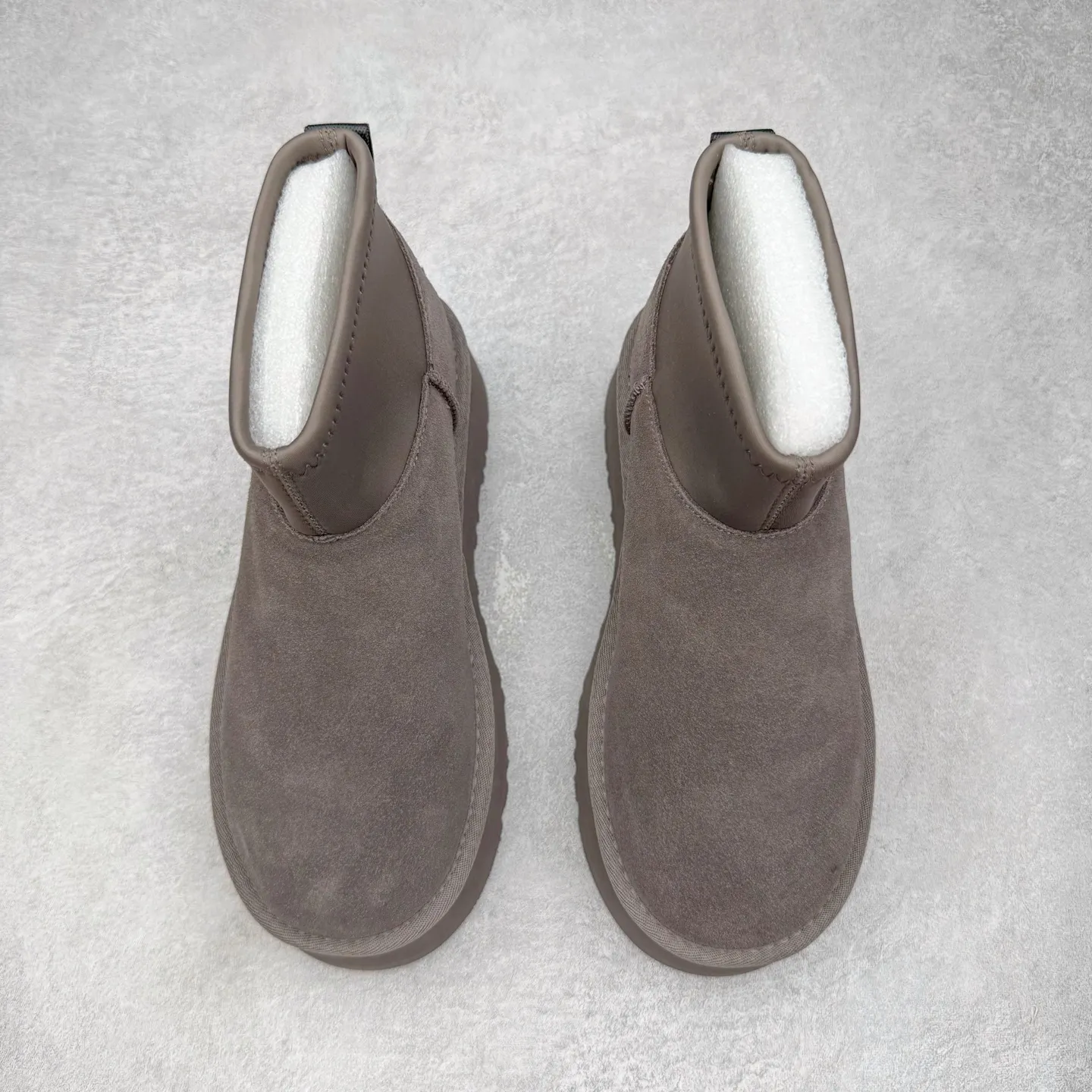Pick up locally💰520 UGG 8170 classic autumn and winter sheepskin and fur integrated snow boots. Private order price and ingenious positioning. Direct supply from Sangpo eight-year-old factory. Reject high profits. Differentiate pig-killing version. Longfeng A-grade Australian imported sheepskin and fur integrated. Fully follow the ZP process. OEM original pattern maker. Adhere to no original shoes and no development options. Pay attention to every detail. The most authentic version on the market. TREADLITE "light wing" technology outsole. Lightweight/durable/flexible/pile-type suede upper, fine skin-friendly recycled polyester fiber piping, comfortable and easy to care for, good warmth retention, UGG plush™ lining and insole, soft and skin-friendly, comfortable and warm, classic shoe shape with lightweight thick sole, stable and fashionable for autumn and winter street style, Treadlite by UGG light wing outsole, light cushioning, reducing the burden on your feet, comfortable and lightweight, helping you to play easily all day long. Size: 35 36 37 38 39 40 41 Coding: by3936000